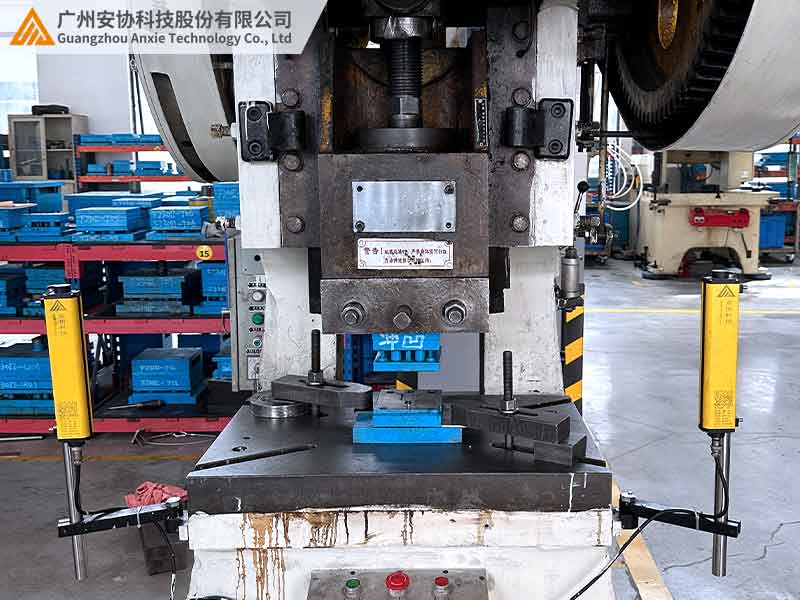 安全光柵在沖床上的防護(hù)作用解析