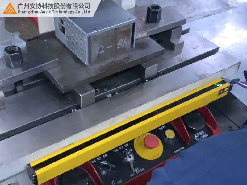 高性價(jià)比沖床安全光柵防夾手.jpg