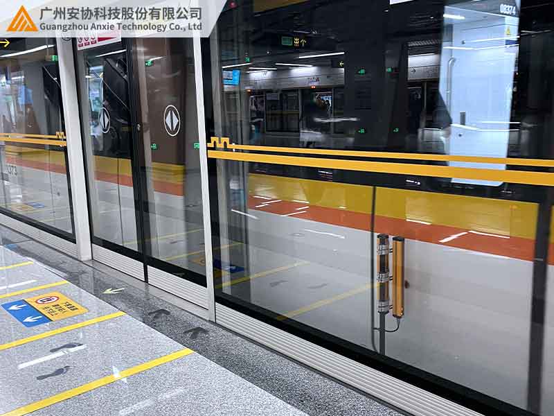 地鐵車門防夾安全光幕案例.jpg