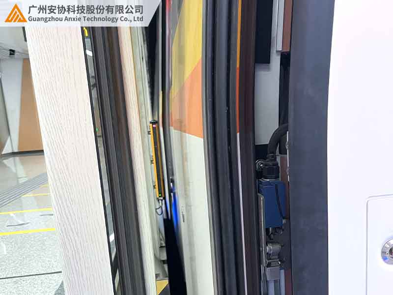 地鐵安全光柵在緊急制動(dòng)中的應(yīng)用案例.jpg