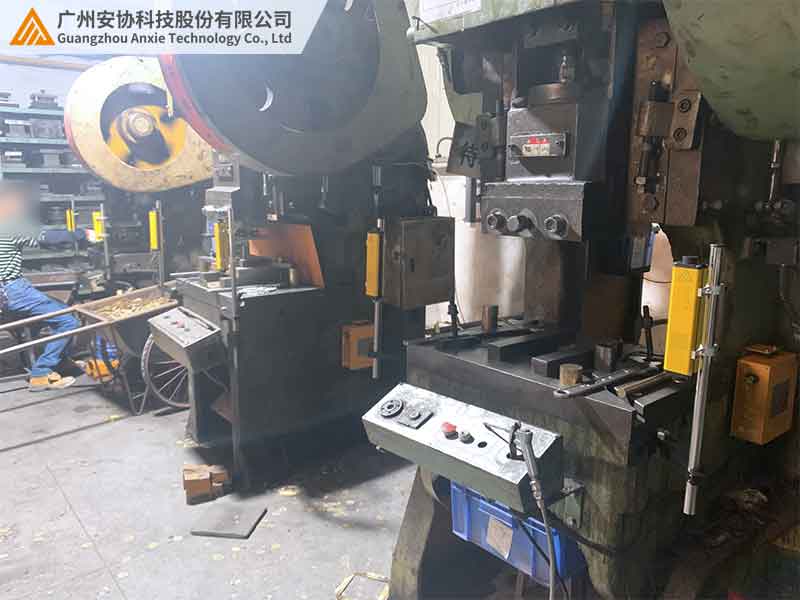 機械沖床安全光幕安裝案例.jpg